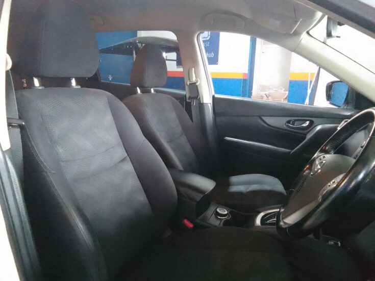 2017 NISSAN X-TRAIL 2.5 SE 4X4 CVT – Front Seats