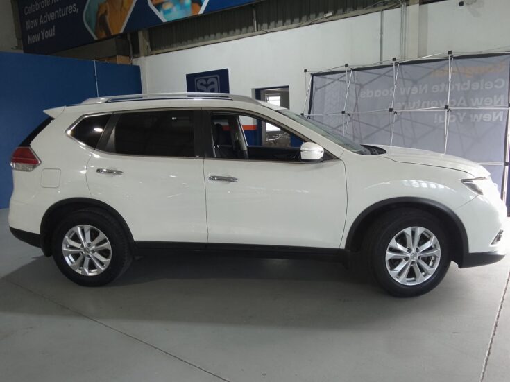 2017 NISSAN X-TRAIL 2.5 SE 4X4 CVT – Right Side Photo