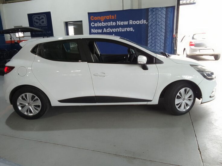 2019 RENAULT CLIO IV 900T AUTHENTIQUE 5DR – Right Side Photo
