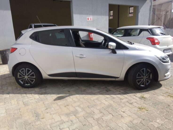 2019 RENAULT CLIO IV 900T AUTHENTIQUE MANUAL – Right Side Photo