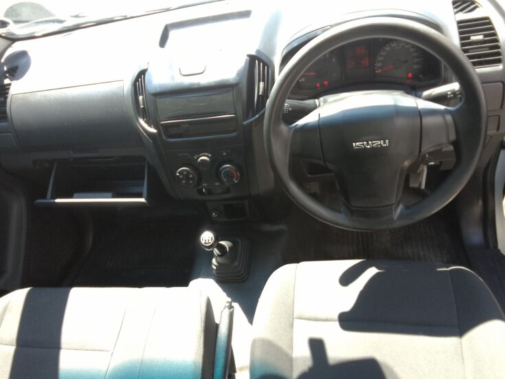 2023 ISUZU DMAX 250D FLEETSIDE S/C P/U – Interior