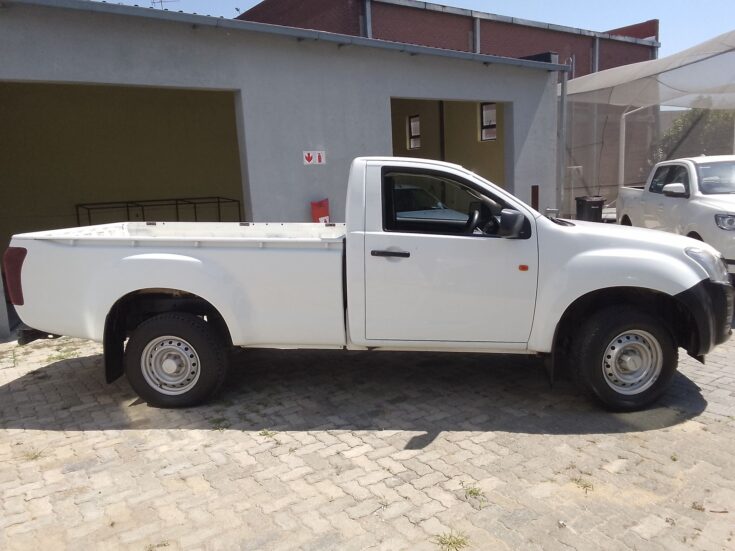2023 ISUZU DMAX 250D FLEETSIDE S/C P/U – Right Side Photo