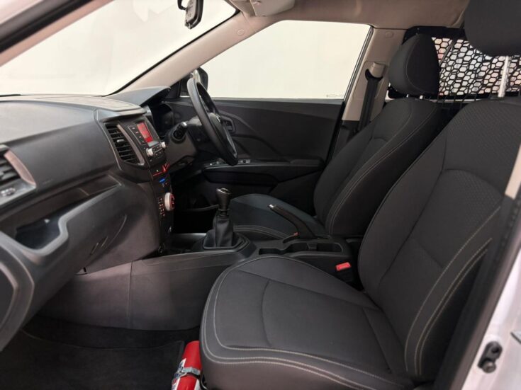 2025 MAHINDRA XUV 300 1.2T (W4) – Right Side Photo