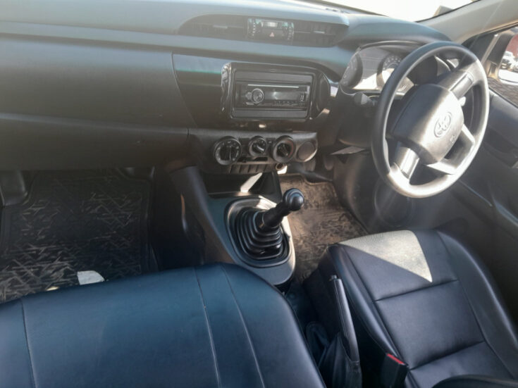 2023 TOYOTA HILUX SC 2.4GD S A/C MANUAL - Image 11