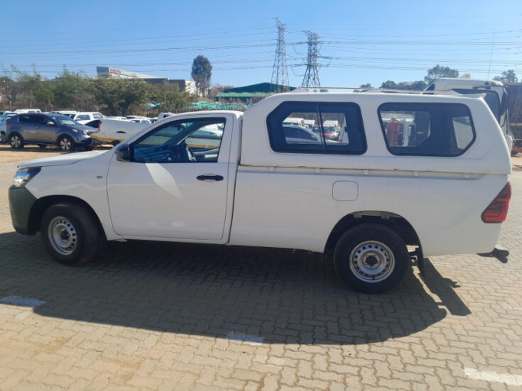 2023 TOYOTA HILUX SC 2.4GD S A/C MANUAL - Image 3