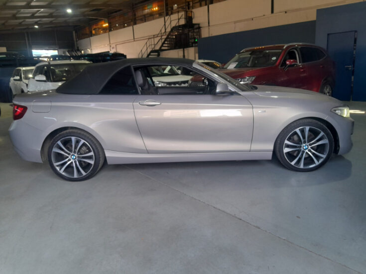 2017 BMW 220i CONVERT SPORT LINE A/T - Image 4